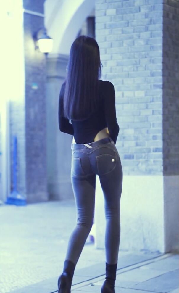 牛仔裤|连体衣套牛仔裤，紧紧包裹，散发出不一样的年轻活力