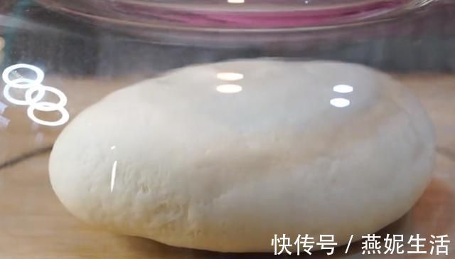 早餐别再做油条了,试试这样做,不用酵母、不用泡打粉,个个鼓泡