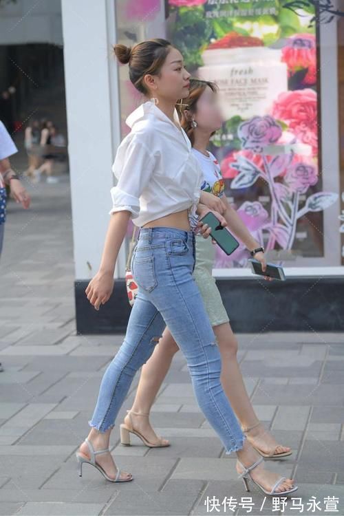 时尚 白衬衫搭配牛仔裤,干净利落,时尚大气