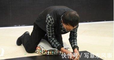 方正字库@流浪艺人苦练书法10年,用粉笔创造飘逸字体,被方正字库天价收录