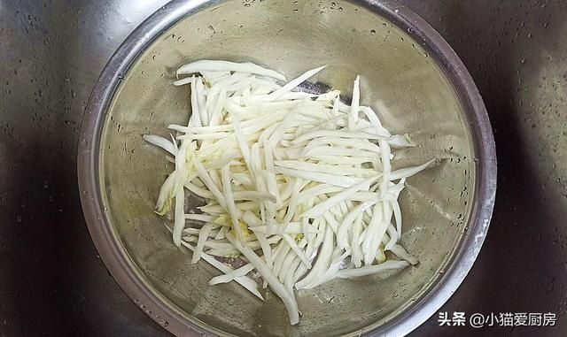 又到了吃大白菜的季节,把它和猪肉炒上一盘,鲜香味美开胃下饭
