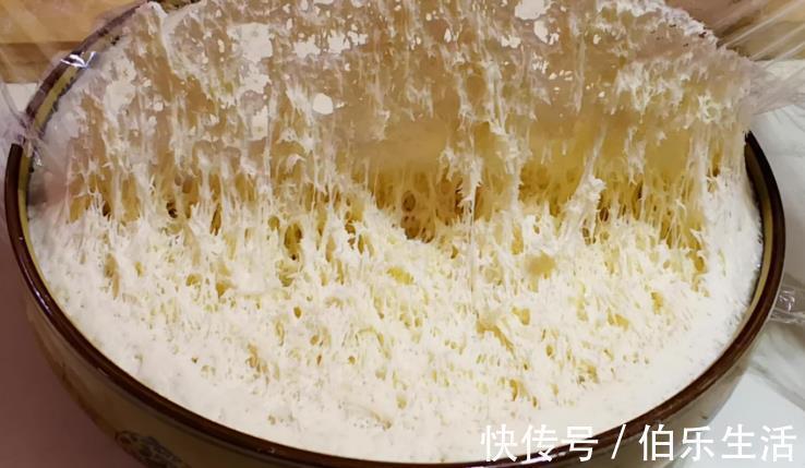 发面时不能只用酵母粉，学会一个方法，30分钟发好，面食暄软不硬