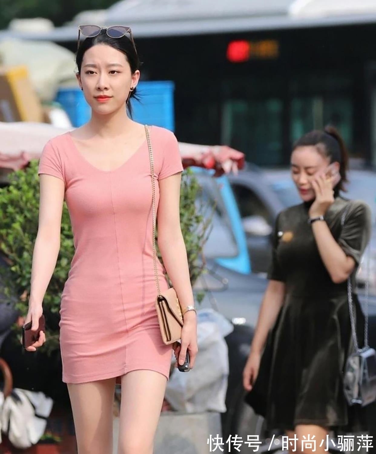 大长腿 今年流行的“初恋色”你买了吗,穿上温柔迷人,别有一番风味