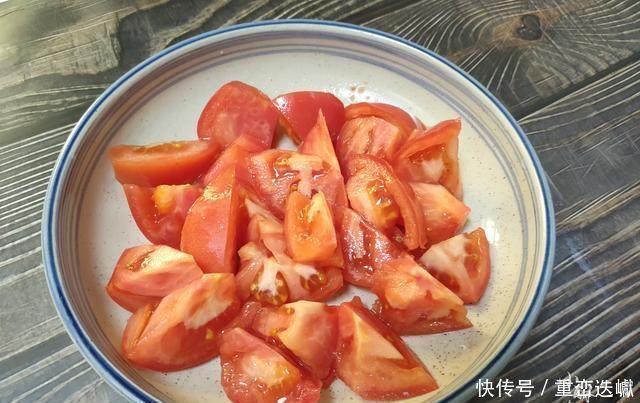 汤汁|土豆和西红柿一起炒，原来这么好吃，米饭煮少了不够吃，太下饭了
