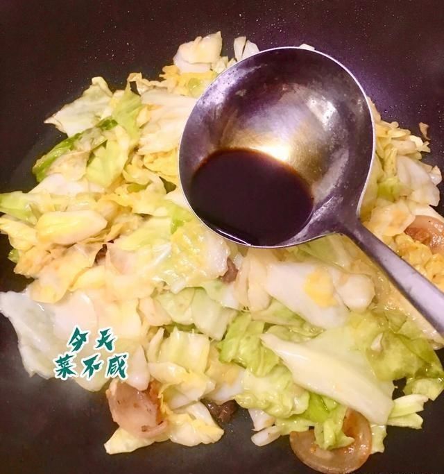 炒成|包菜的做法非常简单,但炒成大厨师的味儿来,你得那样做,必须这两步