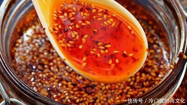 白芝麻|做辣椒油的时候,直接淋油肯定不对,大厨教你方法,又红又香