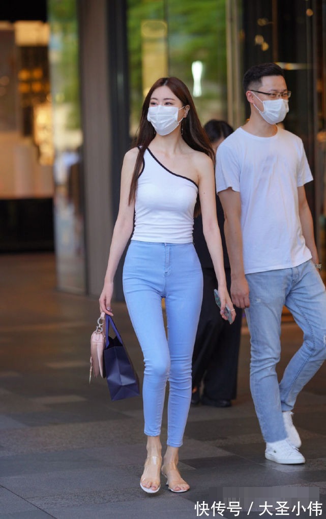 紧身|美女街拍:小姐姐不规则白色背心搭紧身牛仔裤,显得更加清爽更富有女人味