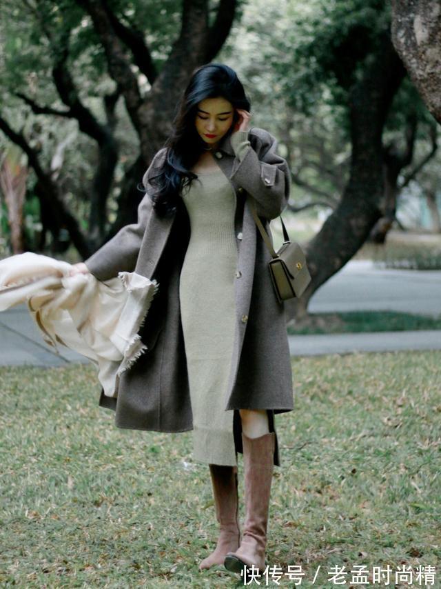 冬天|冬天穿“长大衣+连衣裙”,优雅高级,这才是中年女人该有的打扮