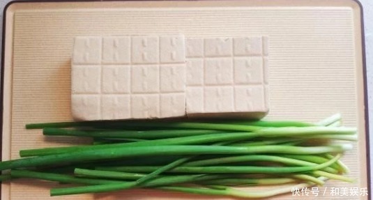 煎豆腐别只会放油,多加这2样东西,豆腐黄金酥脆,不碎也不粘锅