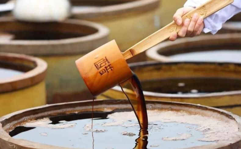 花草枝叶爱泛黄,多半是因为土壤里缺了它,浇点醋水就好