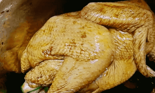 把鸡直接放电饭锅里,不加一点水,撕开鸡肉,我居然留口水了