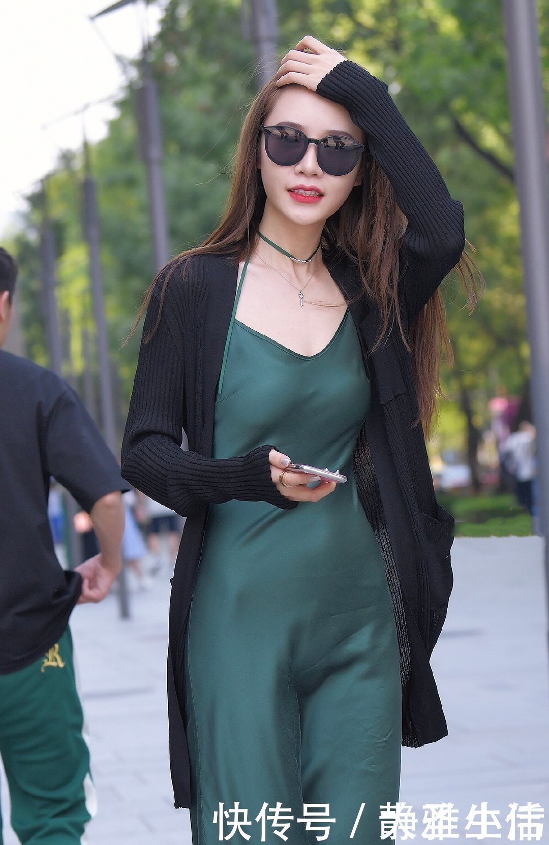 高跟鞋|美女街拍吊带长裙搭配针织黑色披风，凸显美女休闲气质