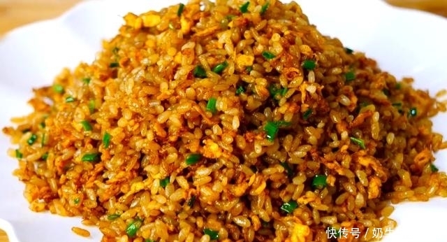 赶快|看看酒店大厨怎么做酱油炒饭的,这烹饪技术太厉害了,赶快收藏了