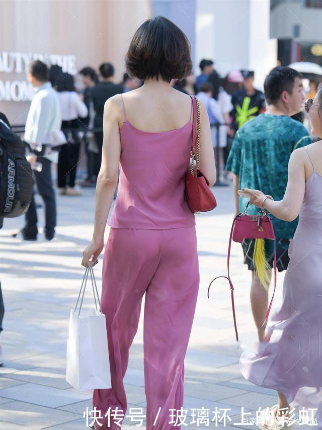  粉色|小妹妹可爱短发，粉色上衣套大秀身材，减龄时尚