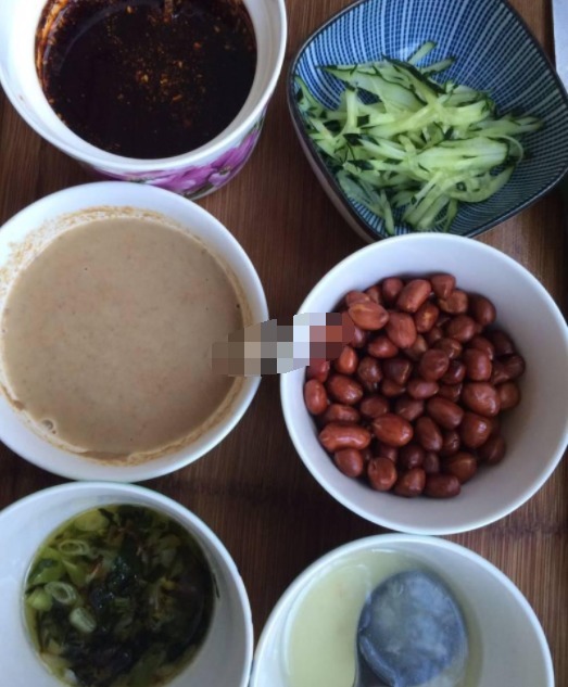 葱油麻酱凉面，好吃方便，劲道十足，一碗下肚，倍感幸福！