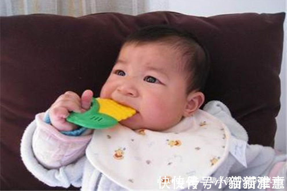 辅食|宝宝8个月还没长牙,不要只想着补钙,这四种情况也影响长牙早晚