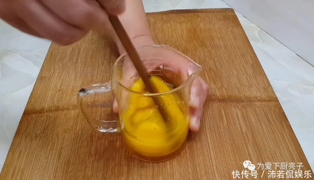  鸡蛋|烙饼这么做太香了，加3个鸡蛋，比手抓饼还香，做一次三天不起早