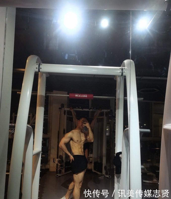 人鱼|肌肉小哥被迫营业，胸肌发达，人鱼线漂亮，太好看了！