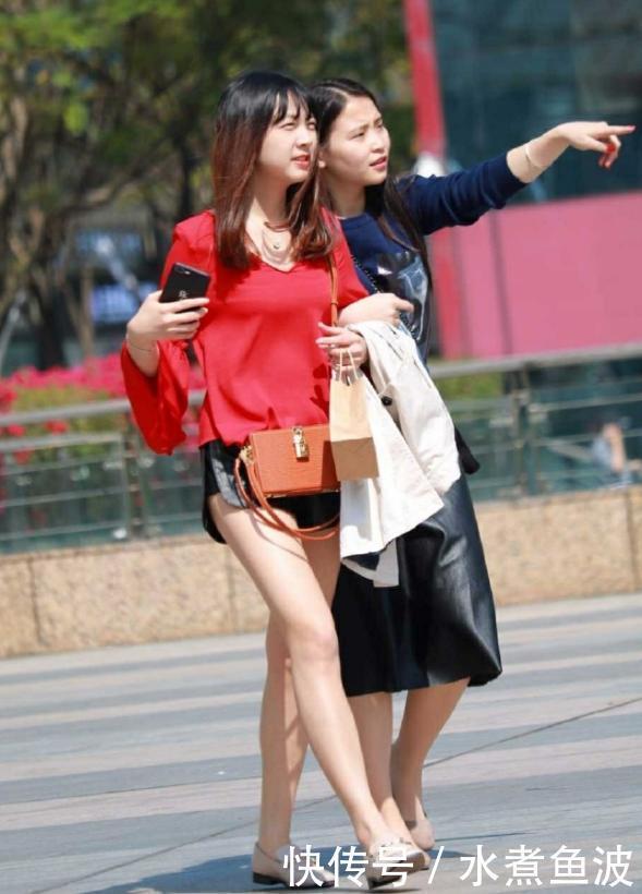 街拍红色的印花连衣裙穿出了气质,身材好形象佳,真的养眼