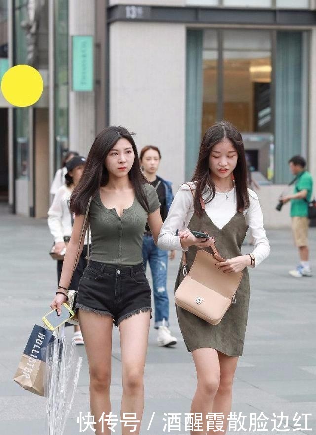 短袖|短袖搭配短裤的简约风格，显得特别的时尚和清凉