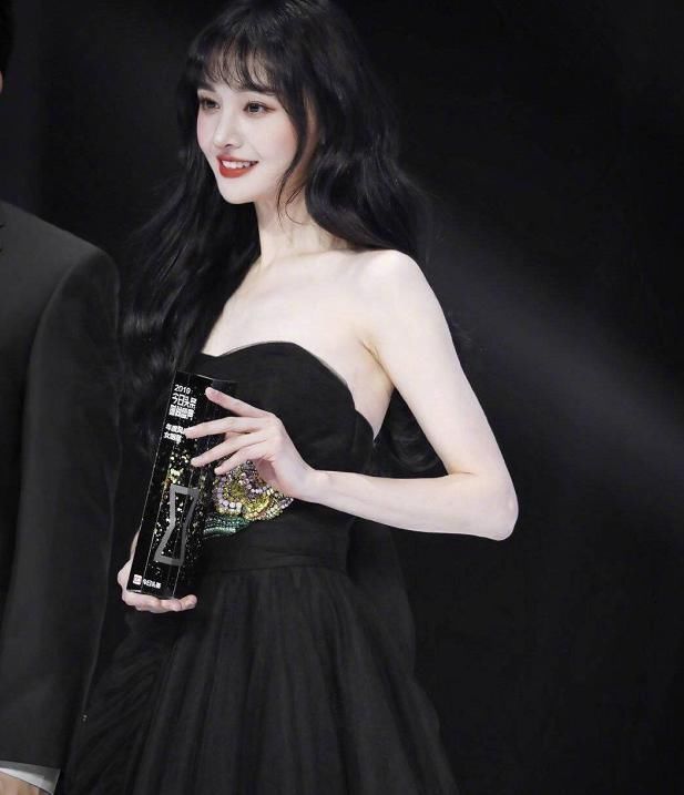 “中国风妆”火了,浓眉大眼红唇,尽显女性的传统美,明星都化了