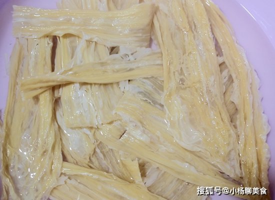 香菜|腐竹别再炒着吃了，这样做营养丰富，还香辣下饭，一次吃两碗饭