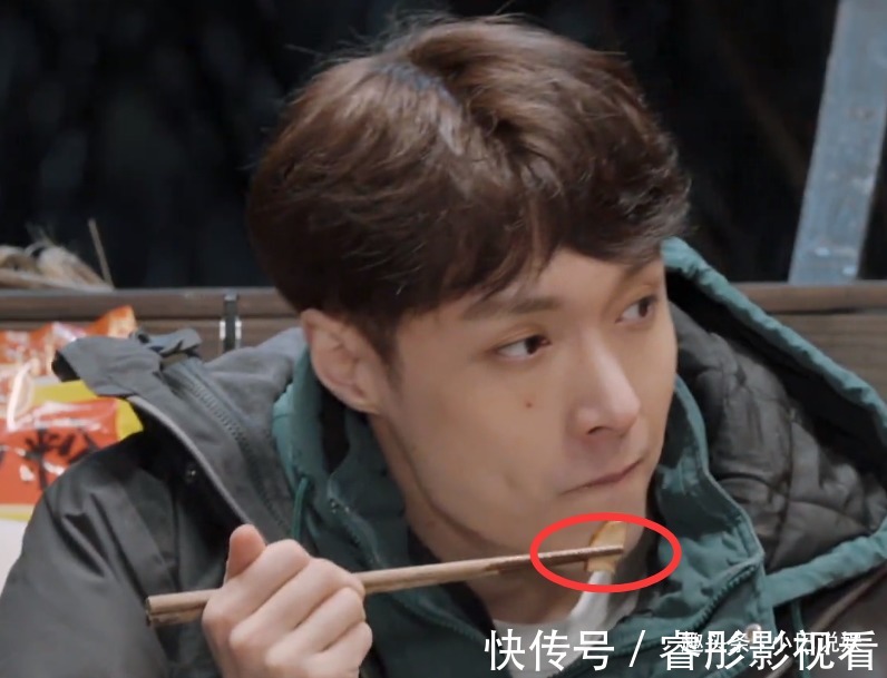 面对美食诱惑，张艺兴和彭昱畅，体现出了顶流和普通艺人的差距