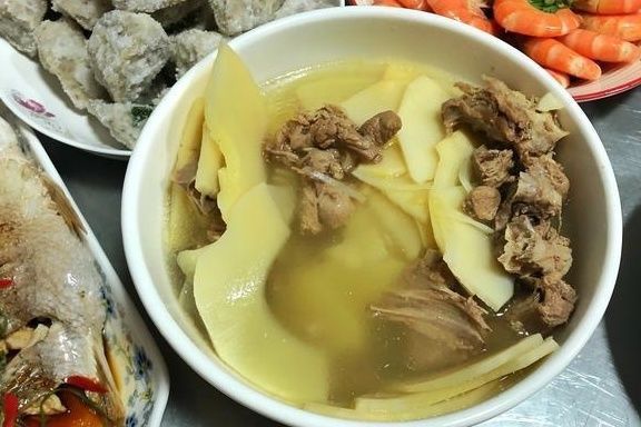 七夕外婆家聚餐，舅妈做了满满2桌菜，网友：还是农村好，真不错