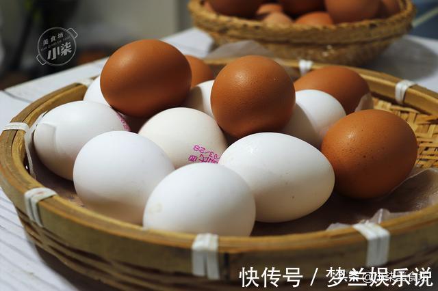 买鸡蛋，挑红皮的还是白皮的好？养鸡大爷无意说漏嘴，别再买错了