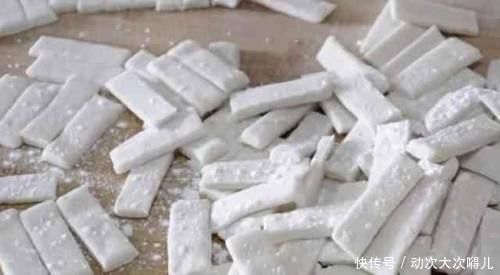 糯米粉百吃不厌的做法，开水一烫，大刀一挥，香甜酥脆，做法简单