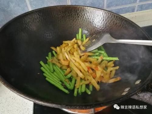 油盐不进的豇豆要怎么炒好吃,配点肉丝、榨菜给它,鲜香又美味
