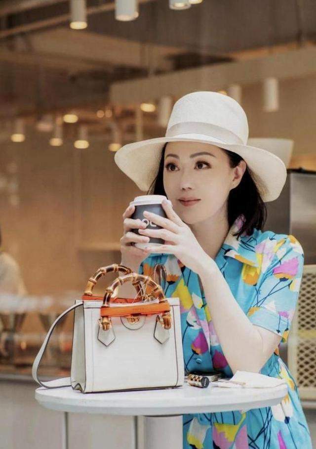 连衣裙|章小蕙奔六的年纪风韵犹存,一袭浅蓝色印花裙优雅温柔,高贵精致