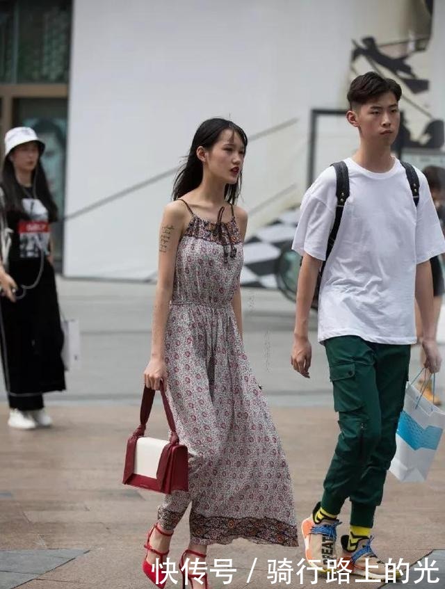 连体裤|吊带搭配高腰短裤，以独特的味道时尚而降低年龄