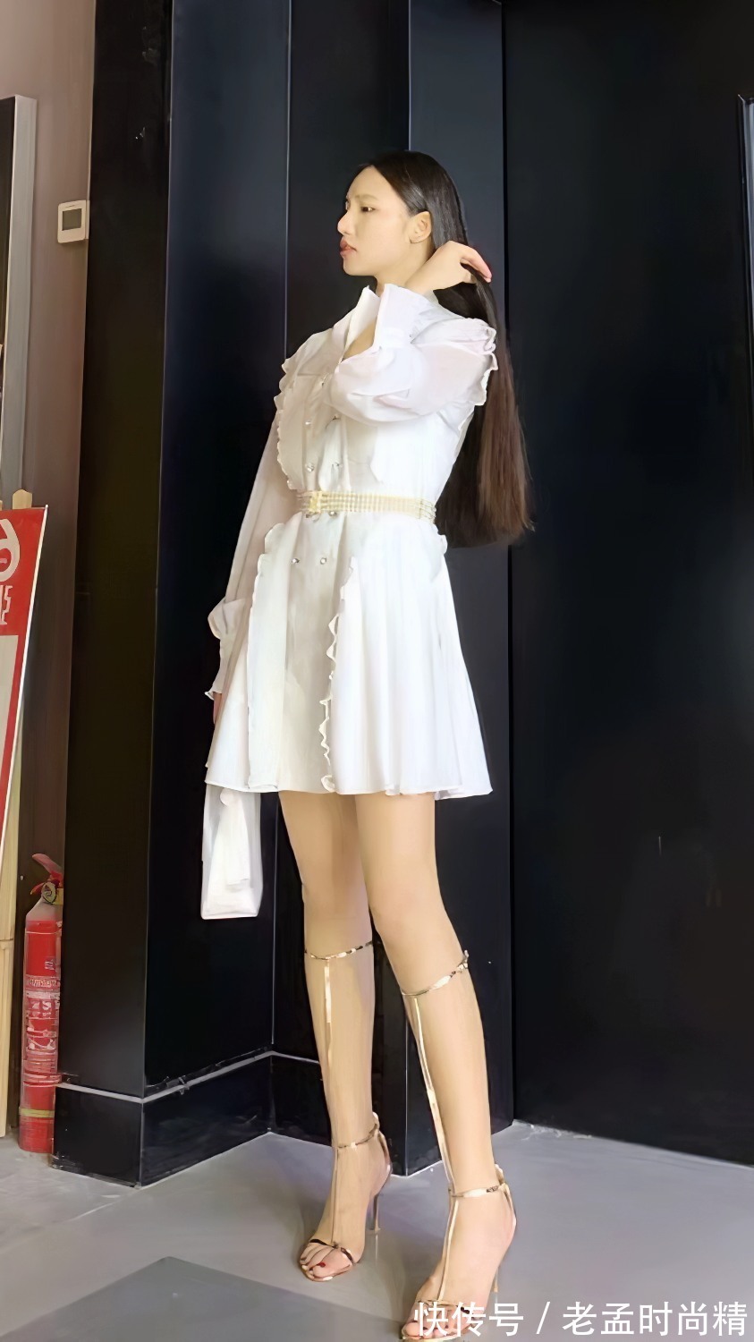 性感 时尚街拍:美女白色高腰连衣裙秀性感身材,尽显迷人魅力女人味