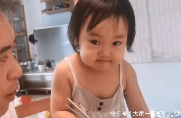 老爸|熊孩子和老爸饭桌上“咬耳朵”，咬牙切齿，最后还瞟了一眼