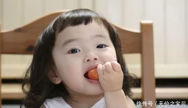 孩子吃|“调皮”舅舅火了,阻止外甥女吃肉,宝宝表情逗笑网友