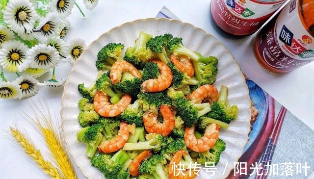 老少皆宜|西蓝花和虾仁搭配,随手一炒就是一盘下饭菜,家人都爱吃!
