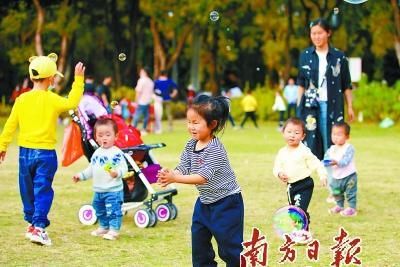 南方日报:笑语迎春