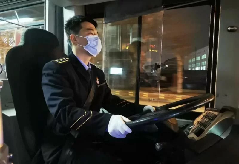 北京530路公交车驾驶员每天都有一位特殊乘客