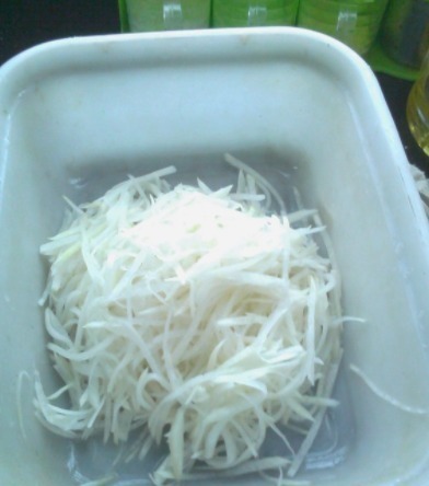 萝卜做馅,到底该不该焯水30年大厨教你正确方法,饺子鲜香好吃