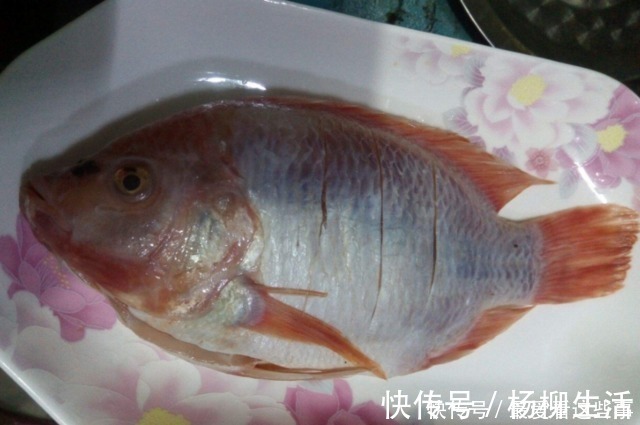 给鱼解冻,水里放醋还是放盐泡都不对!只需一招,鱼肉嫩还不腥