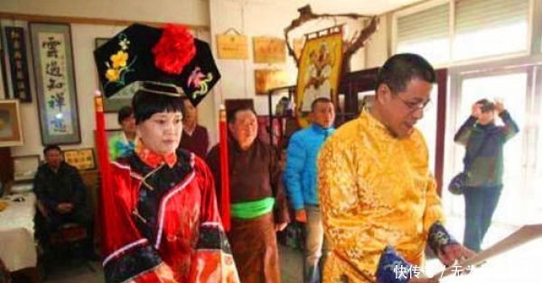 清朝|乾隆的七世孙祭祖时公然穿清朝皇帝的龙袍,是否存在不妥行为?