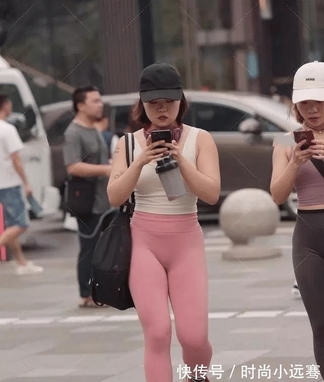 穿搭 贴身舒适的衣服女孩更爱打底裤，显瘦时髦的效果让人欢喜！