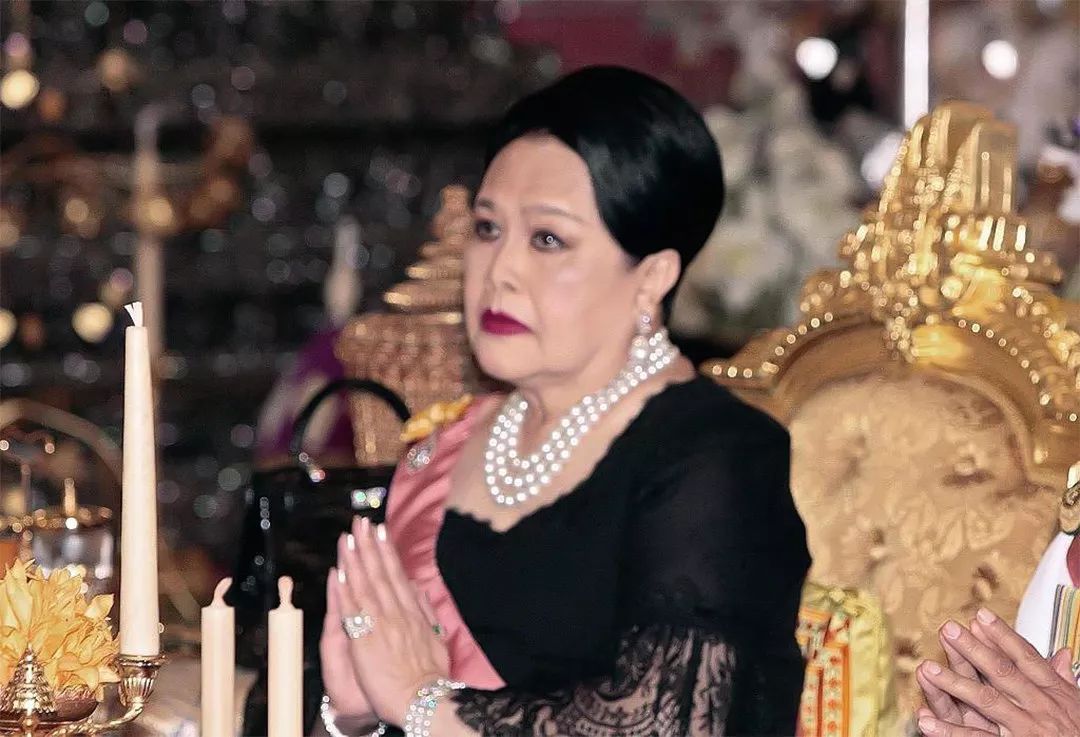 爱情故事$晚年诗丽吉低下了高傲的头,对丈夫牵手揽腰又献花,泰王被撩蒙了