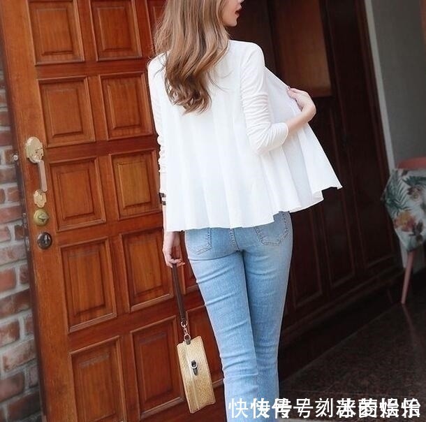 紧身牛仔裤 身材紧致的牛仔裤美女,充满青春活力,气场十足