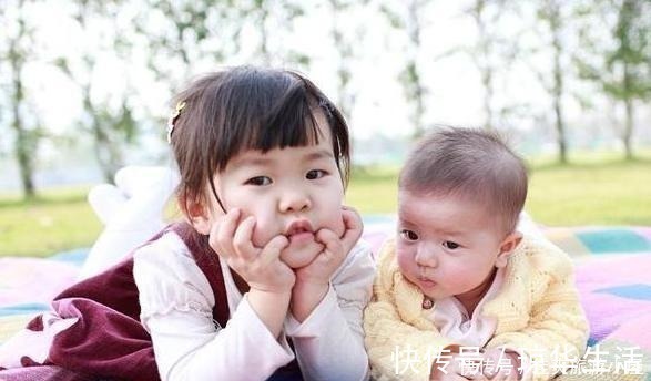 小妹|哥哥写作业,妹妹总去打扰,谁想到连人带兔一起被哥哥撵了出来