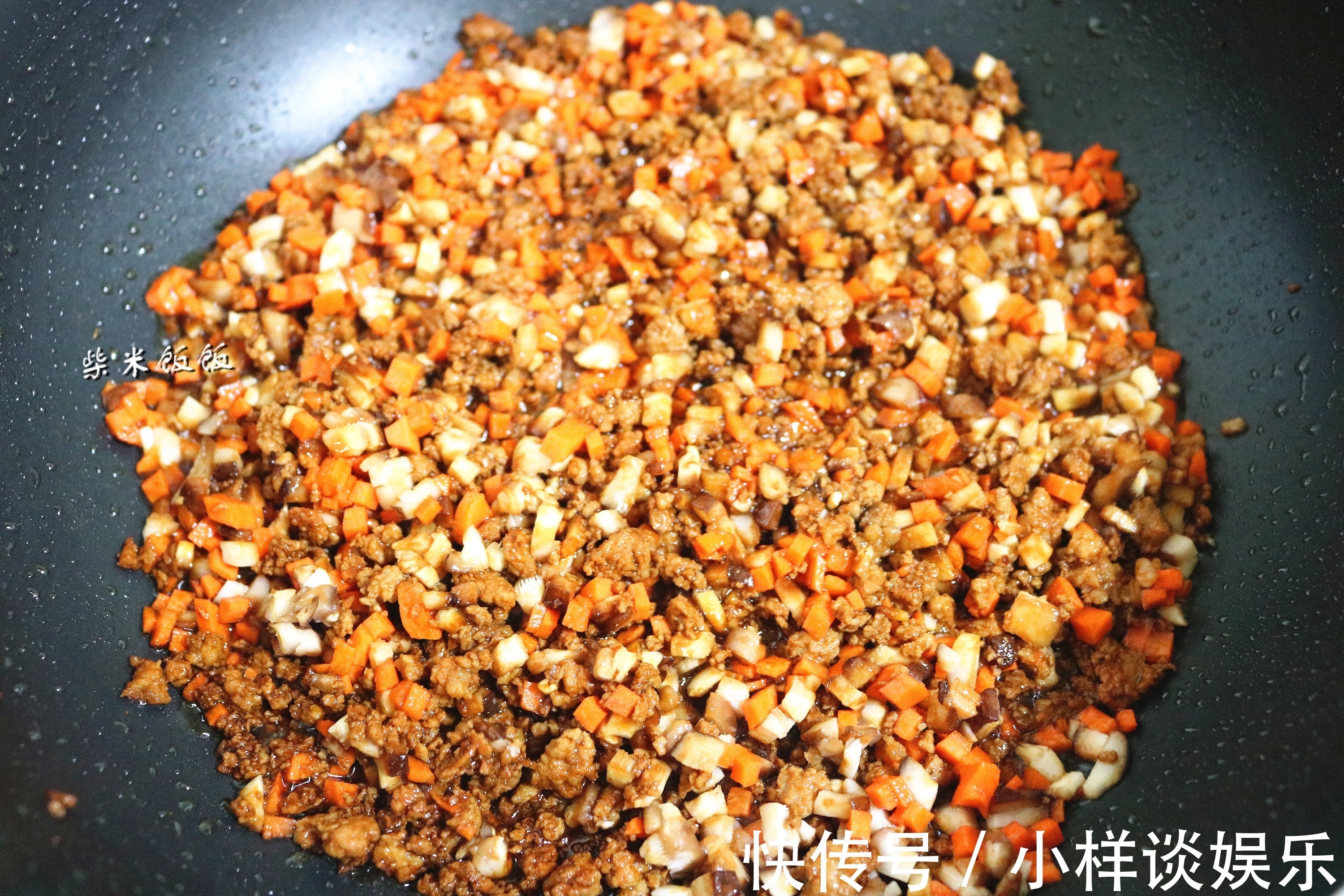 我家吃烧麦从不买,这做法简单,捏一捏10分钟出锅,4个不够吃