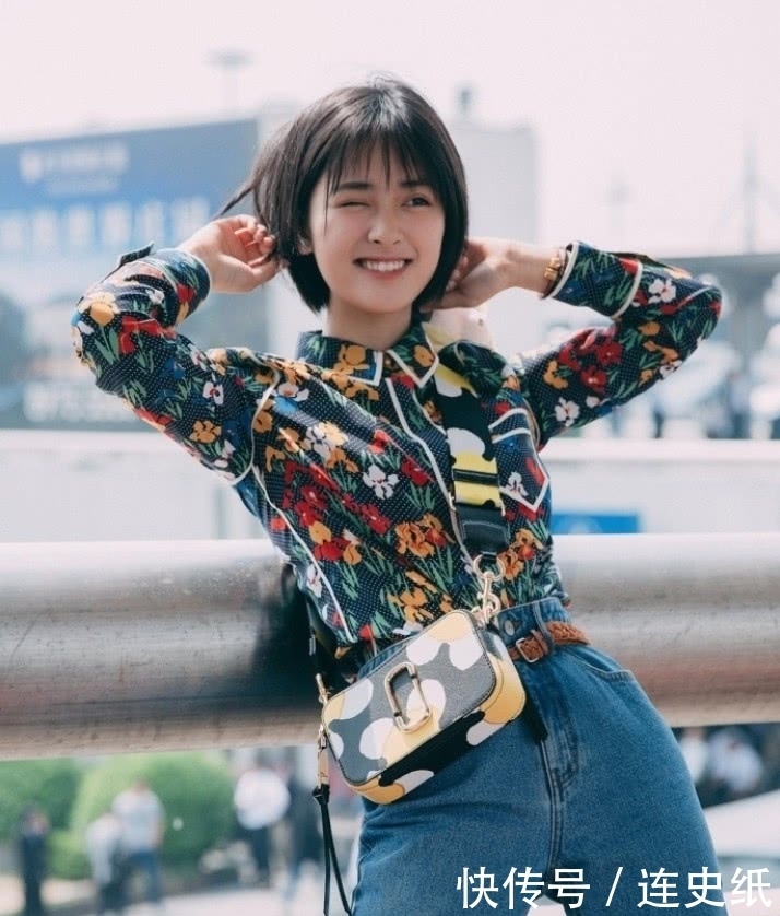 衬衣|当沈月李子璇同在机场穿花衬衣,终于见识到95后中也有鸿沟!
