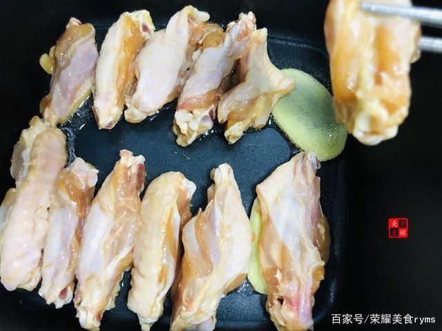 小孩|原来鸡翅可这样做,小孩吃起来更方便了,和土豆搭配做一道传统菜