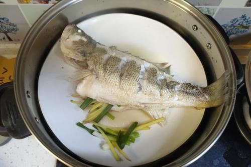 做清蒸鱼，不要弄错蒸鱼时间！分享蒸鱼小窍门，蒸出来特鲜特嫩